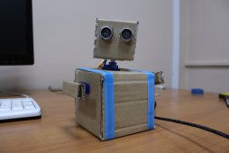 Робот из картона, двигает руками и головой