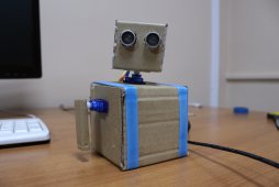 Робот из картона, двигает руками и головой